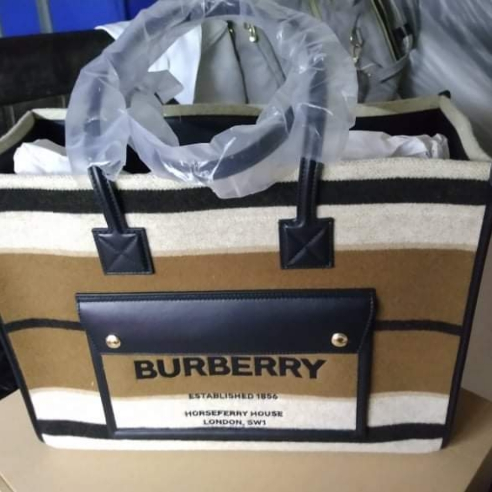 Burberry tote